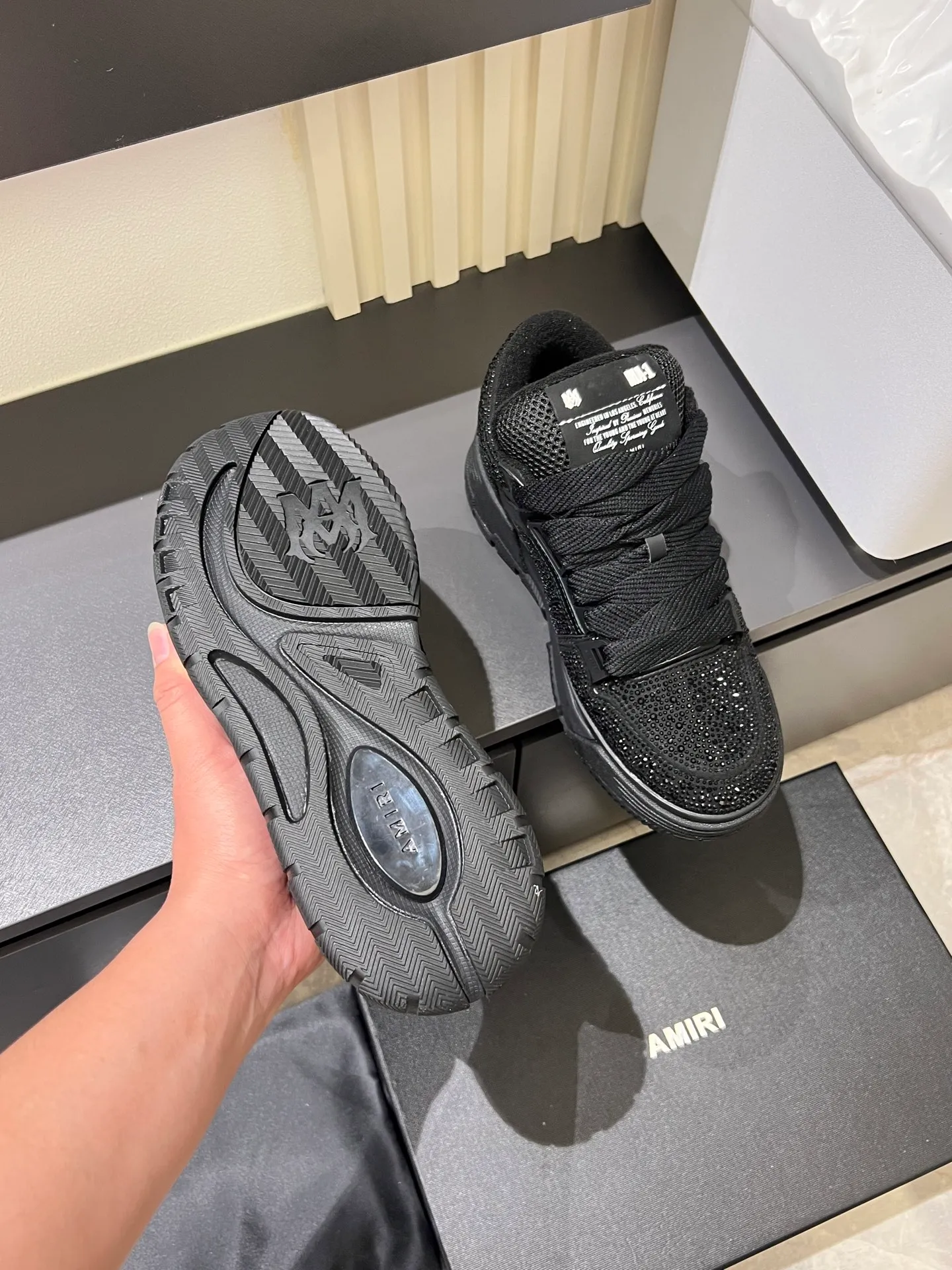 Men's men's shoes 💰p720 [AMIRI] 2025 spring and summer series new sneakers, new 🆕 bread shoes, bread shoes have a very special big tongue design, thickened outsole, rounded toe, oversized rubber sole and perforated star details, whoever wears them will look better! The appearance is responsible, the feet are retro and handsome! Size: 38-45